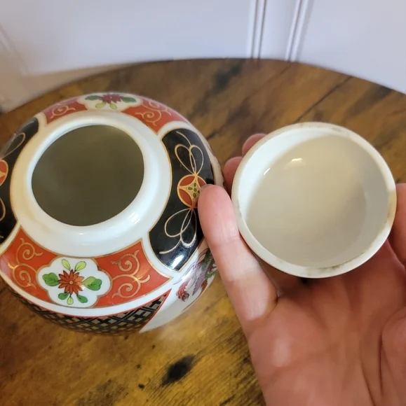 Vintage Japanese Imari hand painted porcelain ginger jar - Picture 8 of 14